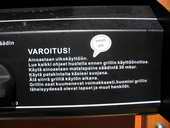 Kaksi poltinta, parila ja arina.